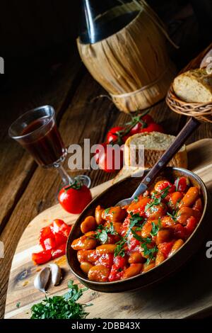 Rustikale Riesenbohnen mit frischer Tomatensauce Stockfoto