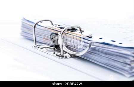 Detail des geöffneten Ordners mit Dokumenten. Symbol für Geschäft oder Bürokratie, Stockfoto