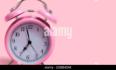 Wecker auf rosa Hintergrund Stockfoto