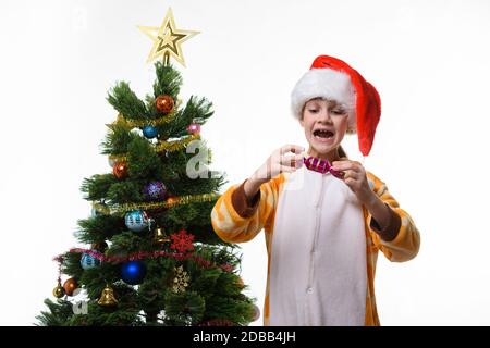 Mädchen hat Spaß mit einem Süßigkeiten-förmigen Weihnachtsspielzeug Stockfoto