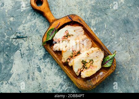 Leckeres Lendenfleisch mit Sauerampfer und Speck gefüllt Stockfoto