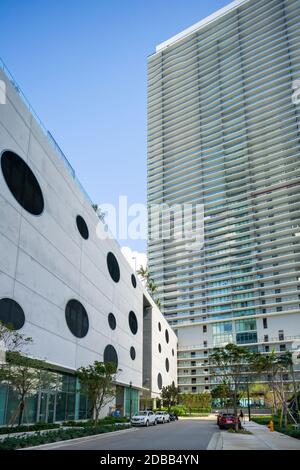 MIAMI, FL, USA - 15. NOVEMBER 2020: Blick auf die Straße Miami Paraiso Nachbarschaft Moderne Hochhaus Eigentumswohnung Wohntürme Stockfoto