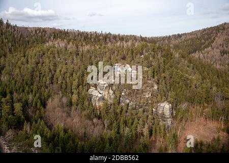 Der Blick ins Tal der Zittauer Berge vom alten Schloss Oybin. Stockfoto