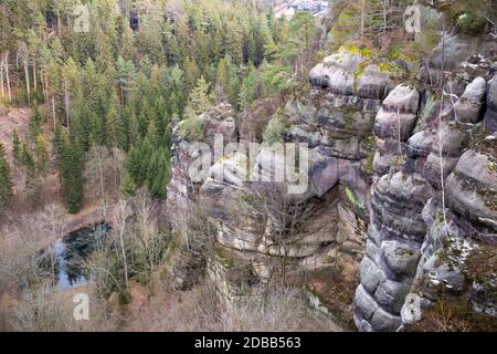 Der Blick ins Tal der Zittauer Berge vom alten Schloss Oybin. Stockfoto