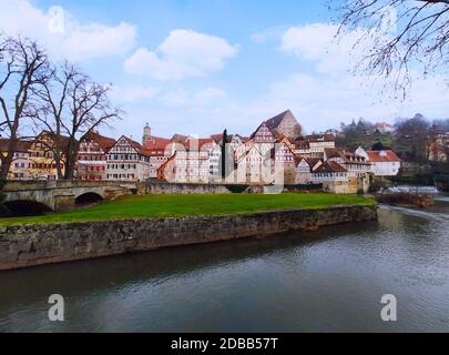 Schwäbisch Hall, Deutschland - 02. Januar 2020: Altstadt Schwäbisch Hall in Süddeutschland mit traditionellen Fachwerkhäusern. Blick von der Insel Stockfoto