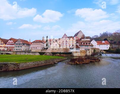Schwäbisch Hall, Deutschland - 02. Januar 2020: Altstadt Schwäbisch Hall in Süddeutschland mit traditionellen Fachwerkhäusern. Blick von der Insel Stockfoto
