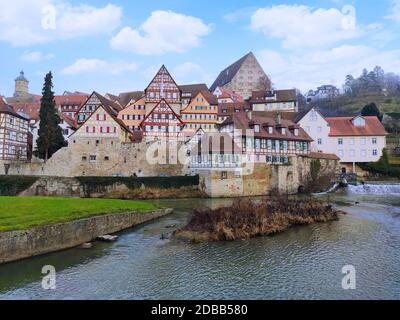Schwäbisch Hall, Deutschland - 02. Januar 2020: Altstadt Schwäbisch Hall in Süddeutschland mit traditionellen Fachwerkhäusern. Blick von der Insel Stockfoto