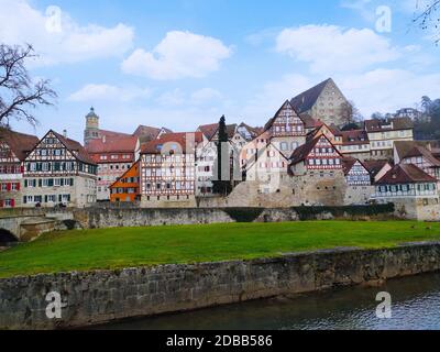 Schwäbisch Hall, Deutschland - 02. Januar 2020: Altstadt Schwäbisch Hall in Süddeutschland mit traditionellen Fachwerkhäusern. Blick von der Insel Stockfoto