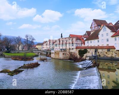 Schwäbisch Hall, Deutschland - 02. Januar 2020: Altstadt Schwäbisch Hall in Süddeutschland mit traditionellen Fachwerkhäusern. Blick von der Insel Stockfoto