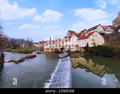 Schwäbisch Hall, Deutschland - 02. Januar 2020: Altstadt Schwäbisch Hall in Süddeutschland mit traditionellen Fachwerkhäusern. Blick von der Insel Stockfoto