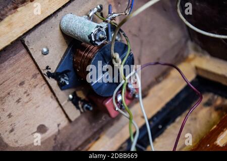 Akustischer Filter in einer Musiksäule. Elektrischer Stromkreis einer Magnetspule, Kondensator und Widerstand. Reparatur von akustischen Dynamiken, Ration Lötdraht Stockfoto