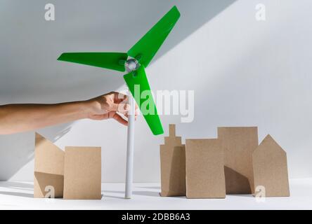 Frau Hand halten Skala Modell der Windenergieanlage Stockfoto