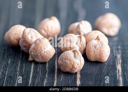Nahaufnahme mehrerer Kichererbsen auf einem Holztisch Stockfoto