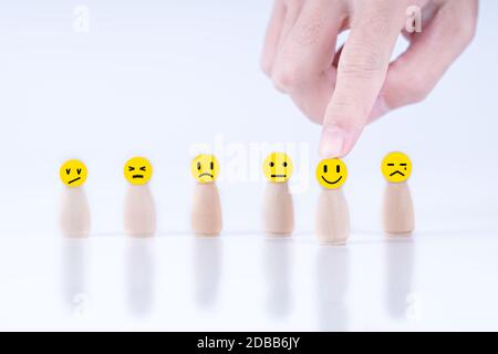 Geschäftsmann wählt eine glückliche Emoticon Icons Gesicht. Service, Kommunikationskonzept Stockfoto