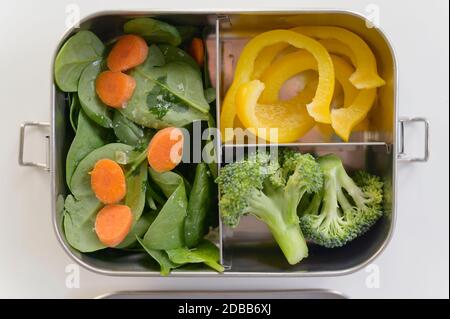 Frisches Gemüse in der Lunchbox Stockfoto