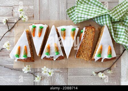 Selbstgemachter Karottenkuchen mit Zuckerguss und Zuckerkarotten Stockfoto