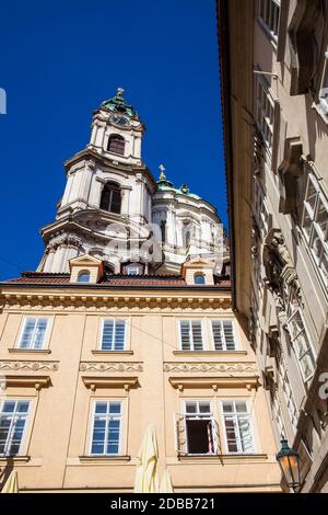 Fassade der antiken und schönen St. Nikolaus-Kirche Prager Altstadt Stockfoto