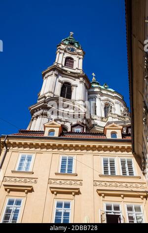 Fassade der antiken und schönen St. Nikolaus-Kirche Prager Altstadt Stockfoto