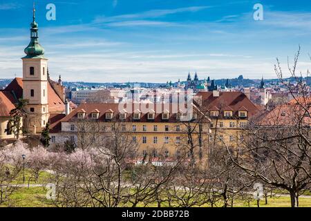 Prag, die Stadt von der Petřín-Gärten am Anfang Frühjahr gesehen Stockfoto