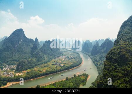 Guilin Mountain ViewBlick auf die Guilin Mountains auf einer klaren sonnigen Tag und die Flutflutebene des Li Flusses unten Stockfoto