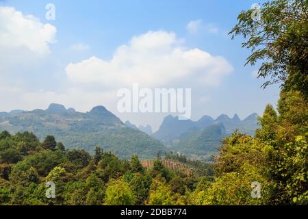 Blick auf Guilin Berge an einem klaren sonnigen Tag, Tourist China, Asien Stockfoto