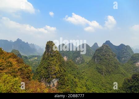 Blick auf Guilin Berge an einem klaren sonnigen Tag, Tourist China, Asien Stockfoto
