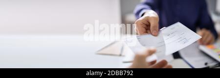 Banner „Gehaltsabrechnung An Mitarbeiter Abwickeln“ Stockfoto