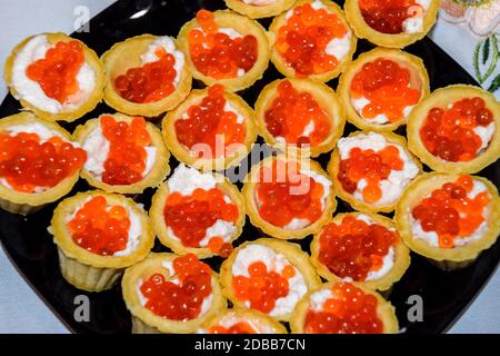 Waffelbecher mit Mayonnaise und rotem Kaviar. Waffelbecher mit Mayonnaise und rotem Kaviar. Stockfoto