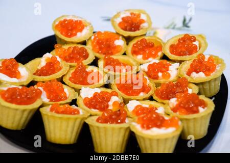 Waffelbecher mit Mayonnaise und rotem Kaviar. Waffelbecher mit Mayonnaise und rotem Kaviar. Stockfoto