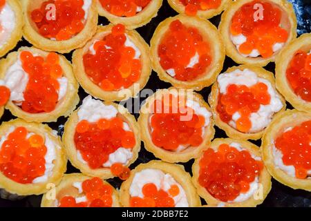 Waffelbecher mit Mayonnaise und rotem Kaviar. Waffelbecher mit Mayonnaise und rotem Kaviar. Stockfoto