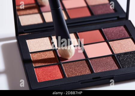 Nahaufnahme der Palette von Lidschatten und Pinsel Stockfoto