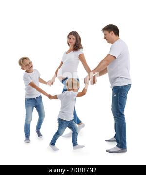 Schwangere Mutter und Vater mit zwei Söhnen auf weißem Hintergrund. Eltern mit Kindern spielen: Hände im Kreis halten und herumlaufen oder tanzen Stockfoto
