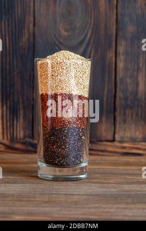 Glas mit verschiedenen Arten von Quinoa Stockfoto