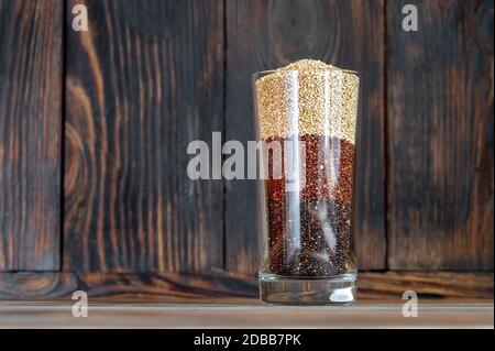 Glas mit verschiedenen Arten von Quinoa Stockfoto