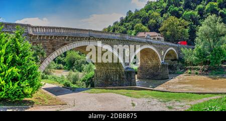 Brücke über den Fluss Yantra in der Nähe der Festung Veliko Tarnovo, Bulgarien. Hi res Panoramablick an einem sonnigen Sommertag. Stockfoto