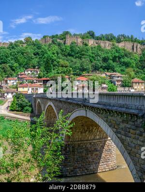 Brücke über den Fluss Yantra in der Nähe der Festung Veliko Tarnovo, Bulgarien. Hi res Panoramablick an einem sonnigen Sommertag. Stockfoto