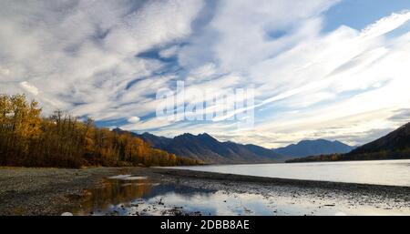 Fallen Sie auf Alaskas Knik River Stockfoto