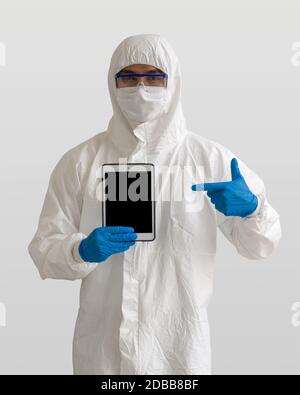 Epidemiologische Forscher in Virus Schutzkleidung hält leere Bildschirm Tablet-Computer. Stockfoto