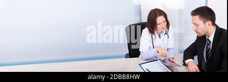 Arzt Oder Arzt-Berater Treffen Geschäftsmann Manager Im Krankenhaus Stockfoto