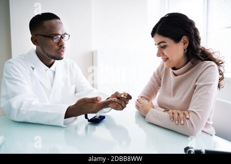 Nahaufnahme des Arztes, der dem Patienten ein Hörgerät zeigt Stockfoto