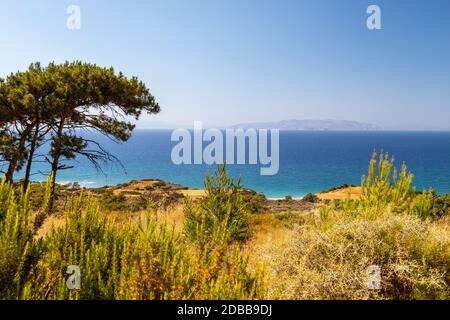 Blick von der Ausgrabungsstätte der antiken Stadt Kamiros an der Westseite der Insel Rhodos, Griechenland am Meer der Ägiden Stockfoto