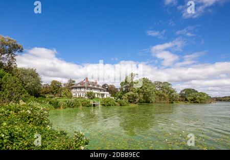 Großes Anwesen am Agawam See im Landesteil von Southampton, NY Stockfoto