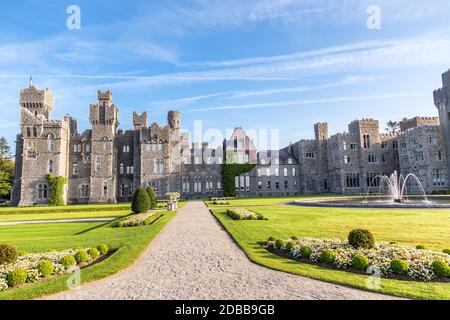 Ashford Castle. Eine mittelalterliche Burg, erbaut 1228. Mayo, Irland. Europa. Stockfoto