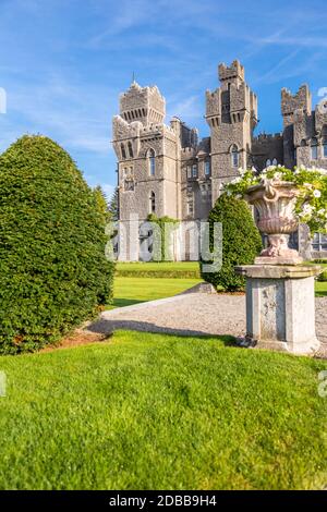 Ashford Castle. Eine mittelalterliche Burg, erbaut 1228. Mayo, Irland. Europa. Stockfoto