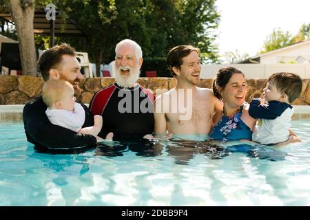 Mehrgenerationenfamilie mit Kindern (2-3, 6-11 Monate) im Außenpool stehen Stockfoto