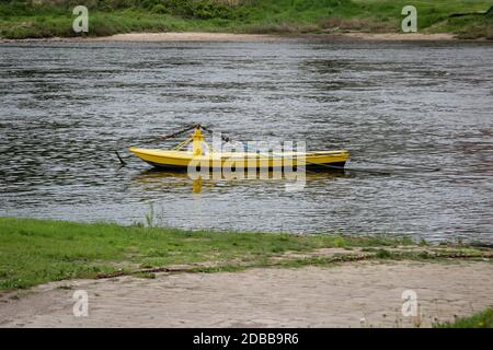 Ein Boot, das die Nachführkette einer Nachführfähre auf der Elbe markiert. Stockfoto