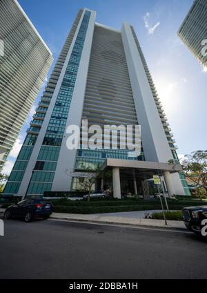 MIAMI, FL, USA - 15. NOVEMBER 2020: Low-Angle-Foto Paraiso Türme Edgewater Miami von der Straße aufgenommen Stockfoto