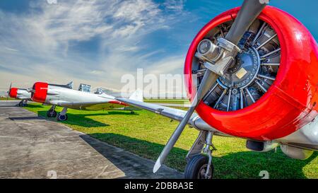 Sportflugzeug auf einer Landebahn wartet auf Start Stockfoto