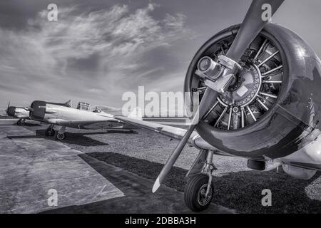 Sportflugzeug auf einer Landebahn wartet auf Start Stockfoto