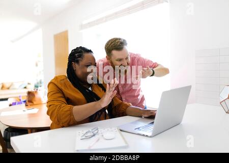 Mann und Frau während Zoom rufen zu Hause an Stockfoto